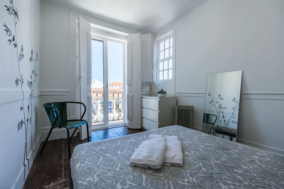 Habitación doble estándar, baño compartido, vista a la ciudad (Castle view) | Tabla de planchar con plancha, cunas gratuitas y wifi gratis