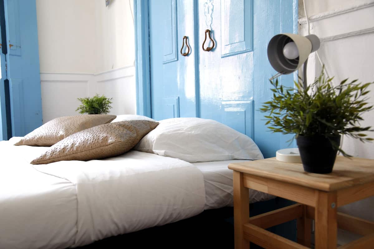 ห้องดับเบิล, ห้องน้ำรวม, วิว  เมือง (Charming room) | เตารีด/โต๊ะรีดผ้า, เปล/เตียงเด็กอ่อน (ฟรี), Wi-Fi ฟรี, ผ้าปูที่นอน