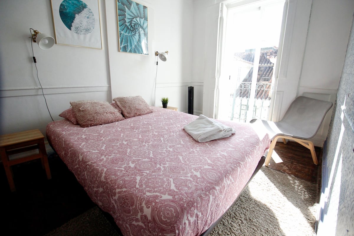 Habitación doble, baño compartido, vista a la ciudad (Luminous) | Tabla de planchar con plancha, cunas gratuitas y wifi gratis