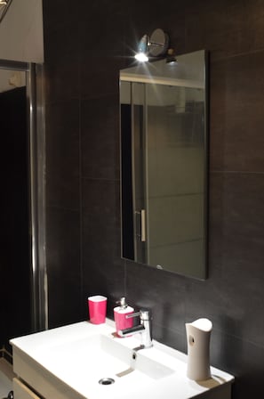 Familienapartment, 1 Schlafzimmer, Balkon, Stadtblick (Downtown) | Badezimmer | Dusche, kostenlose Toilettenartikel, Haartrockner, Handtücher