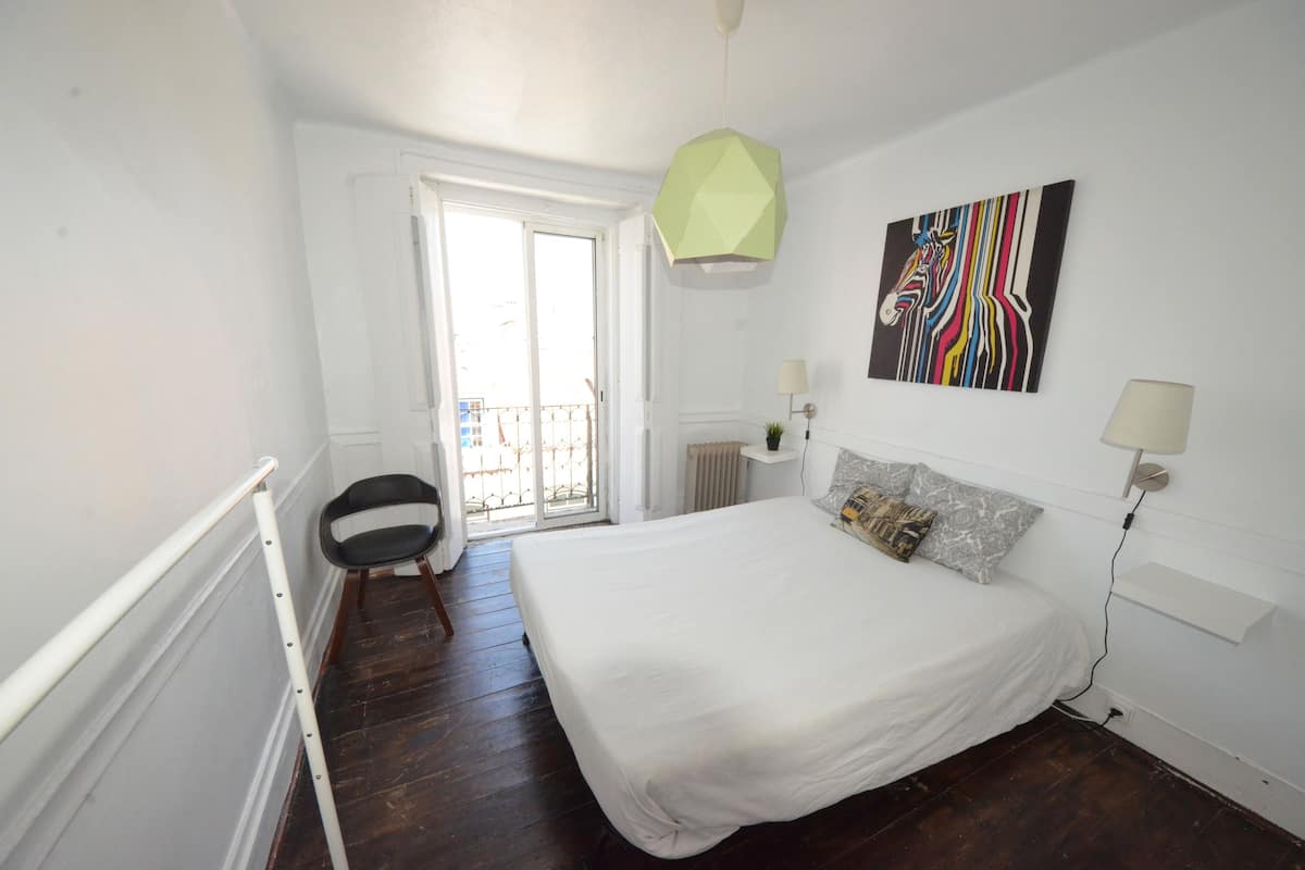 Habitación doble, baño compartido, vista a la ciudad (Terrace) | Tabla de planchar con plancha, cunas gratuitas y wifi gratis