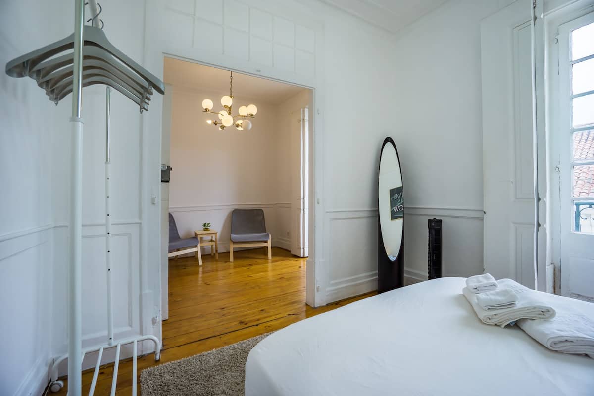 Habitación triple, baño compartido, vista a la ciudad (Fantastic room) | Tabla de planchar con plancha, cunas gratuitas y wifi gratis