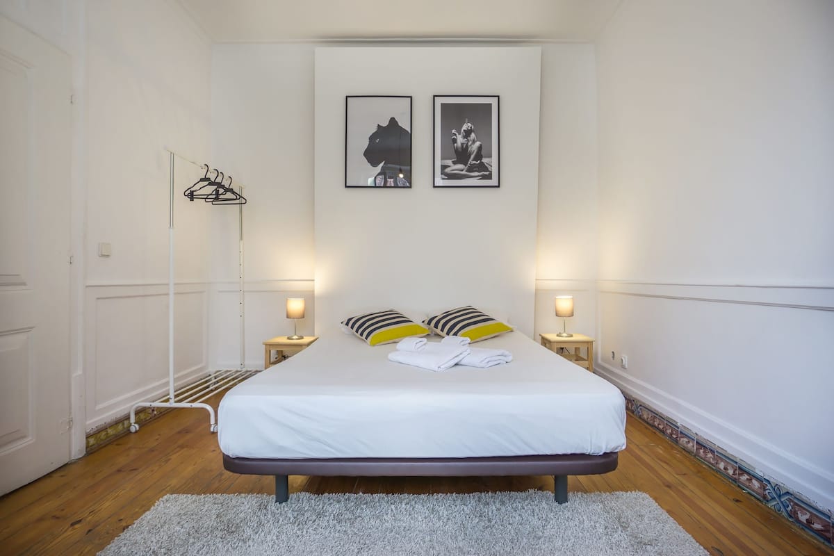 Habitación doble, baño compartido (Sunny) | Tabla de planchar con plancha, cunas gratuitas y wifi gratis