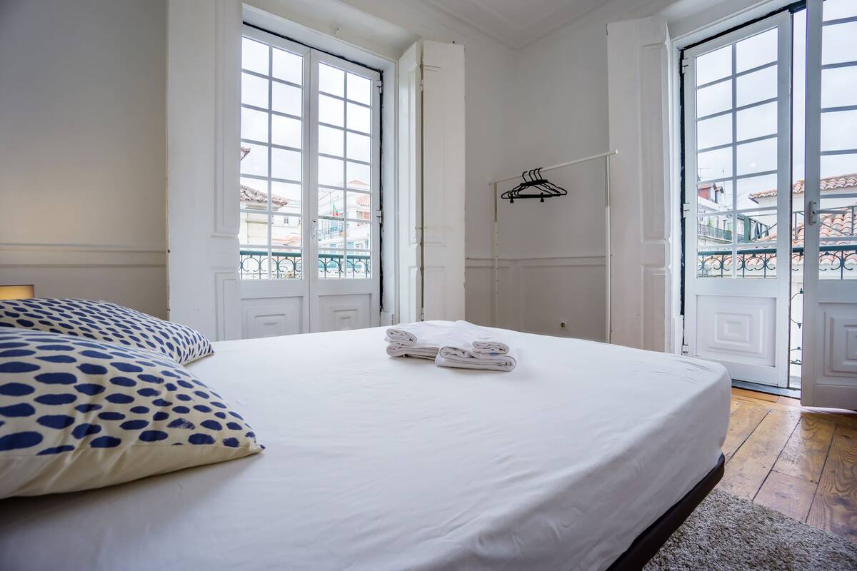 Habitación doble, baño compartido, vista a la ciudad (Bright room) | Tabla de planchar con plancha, cunas gratuitas y wifi gratis