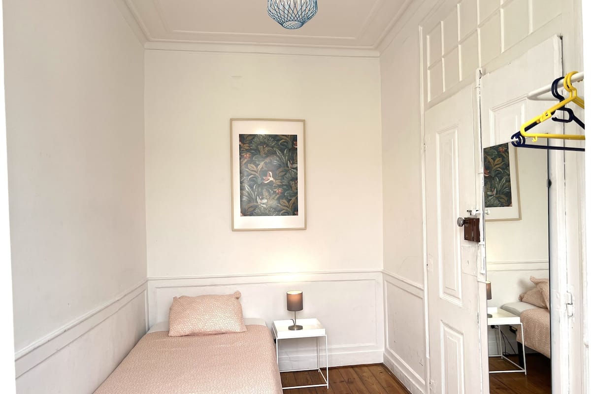 ห้องพาโนรามิกซิงเกิล, เตียงเดี่ยว 1 เตียง, ห้องน้ำรวม, วิวเมือง (Friend's room) | เตารีด/โต๊ะรีดผ้า, เปล/เตียงเด็กอ่อน (ฟรี), Wi-Fi ฟรี, ผ้าปูที่นอน