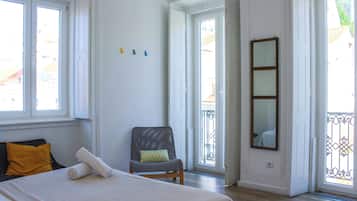Quarto casal conforto, 1 cama Queen, banheiro compartilhado, vista para a cidade (Q44) | Vista do quarto