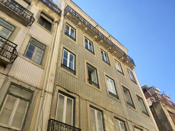 Property entrance - The Color Hostel (Lisbon)