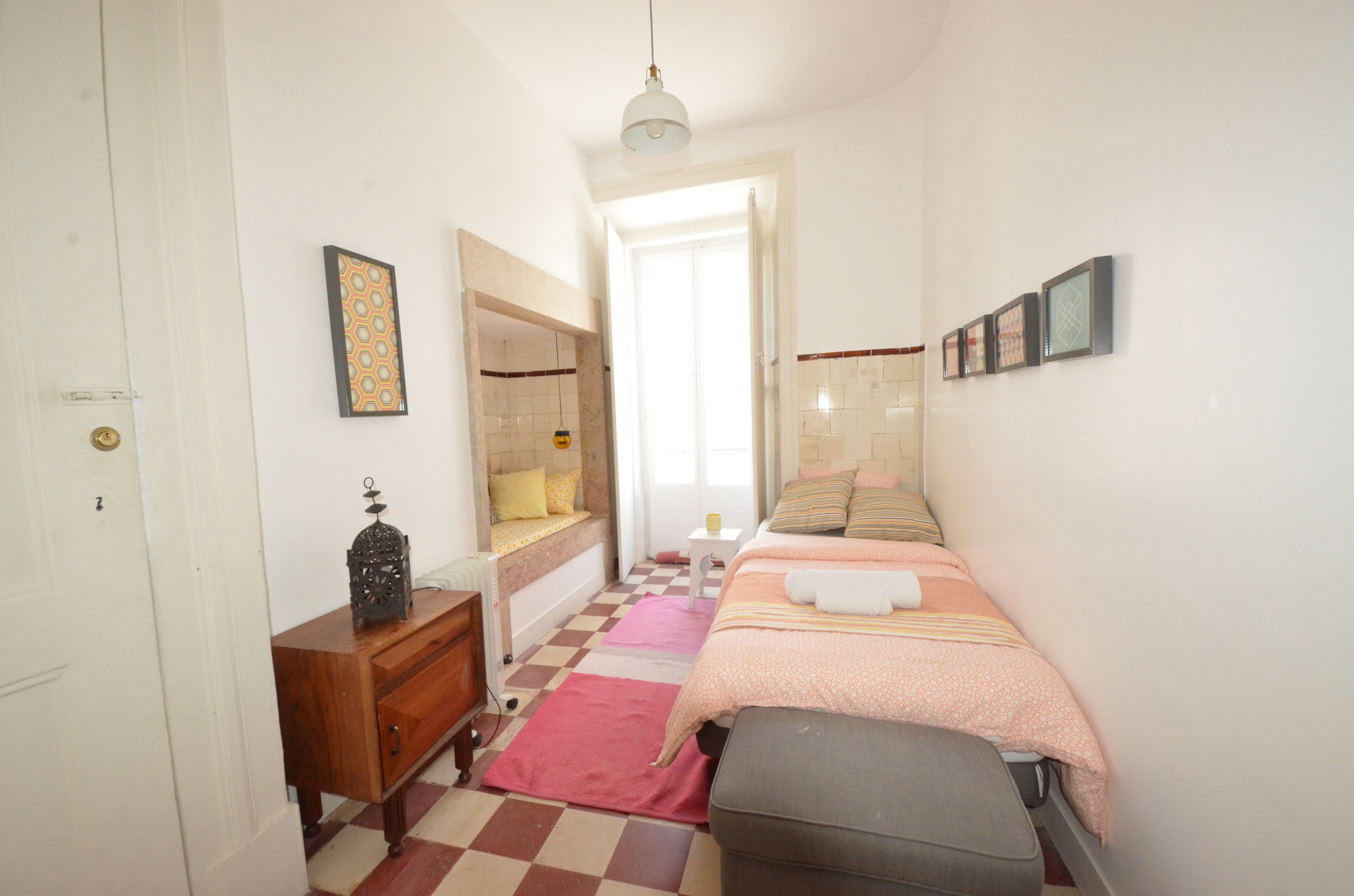 Single Room, Shared Bathroom (Bright)