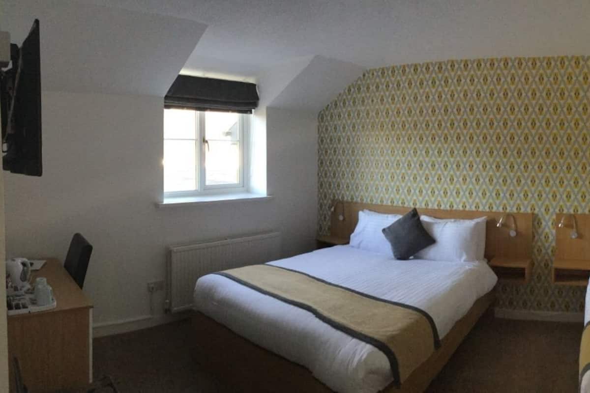 Standard Triple Room | Desk, iron/ironing board, free WiFi, bed sheets