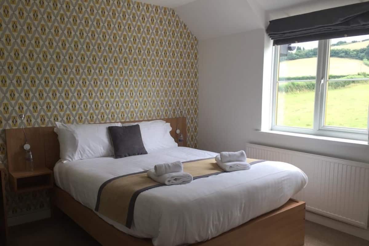 King Room | Desk, iron/ironing board, free WiFi, bed sheets