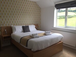 King Room | Desk, iron/ironing board, free WiFi, bed sheets - Llangeview Lodge (Usk)