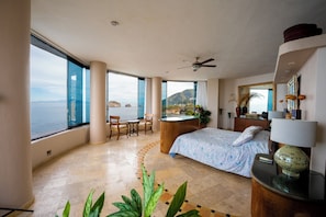 9 Schlafzimmer, Zimmersafe, Schreibtisch, Bügeleisen/Bügelbrett