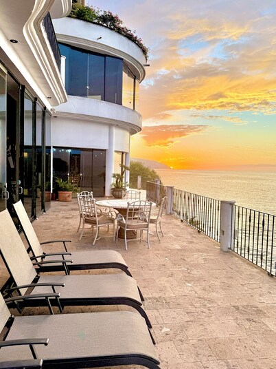 Luxurious Oceanfront Estate on Vallarta's South Shore, Pool, Jacuzzi, Chef, Maid