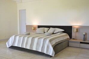 Quarto família, para não fumantes | Cofres nos quartos, individualmente decorados