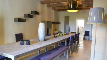 Daily full breakfast (EUR 20 per person)