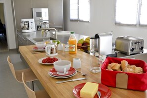 Café da manhã completo todos os dias mediante uma taxa