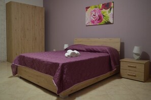 Deluxe Double Room | Iron/ironing board, cots/infant beds, free WiFi, bed sheets