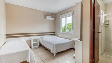 Triple Room | Desk, free WiFi, bed sheets