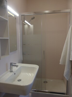 Classic Double or Twin Room | Bathroom | Shower, hair dryer, bidet, towels - Casa Diaz (Cagliari)