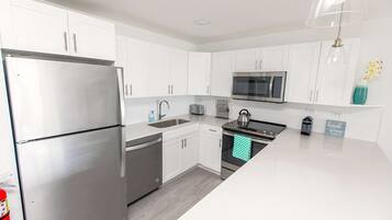 冰箱、微波炉、烤箱、炉灶