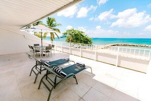 Outdoor dining - Perfect Seven Mile Beach Escape! (George Town)