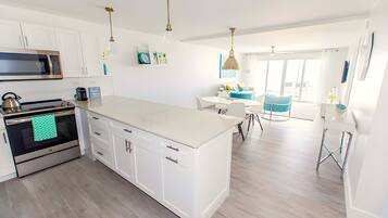 Réfrigérateur, four à micro-ondes, un four, surface de cuisson