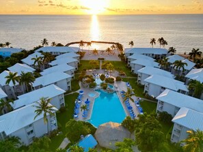 Pool - Perfect Seven Mile Beach Escape! (George Town)