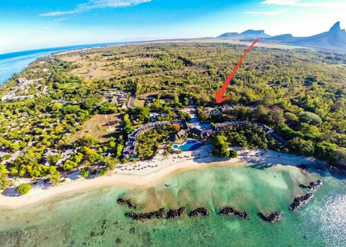 Es liegt in einem grünen Gürtel und Naturschutzgebiet.