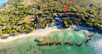 Es liegt in einem grünen Gürtel und Naturschutzgebiet.