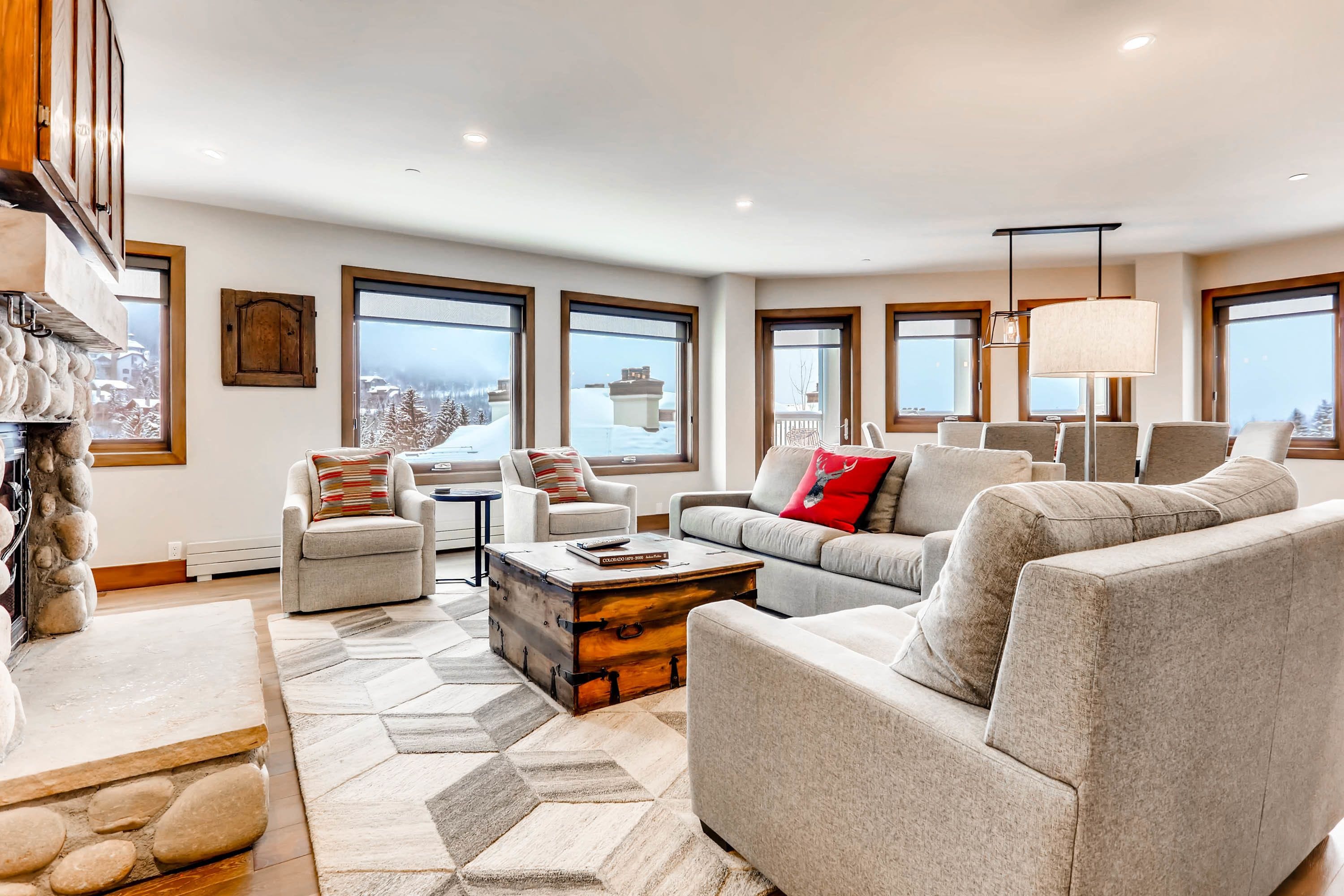 公寓式客房, 多张床 (Centennial 2 Bedroom Condo unit no. 1) | 客厅 | 壁炉