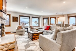 Lejlighed - flere senge (Centennial 2 Bedroom Condo unit no. 1) | Stue | Pejs