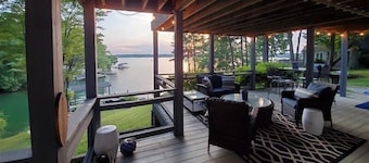 Hot Tub, Fireplace & Pet Friendly! Come Visit "Lake It or Knot"!