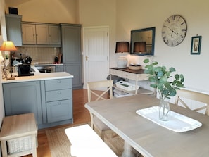 Fridge, microwave, oven, stovetop - Murlach Moorings ideal location for a family trip (Ballyconneely)