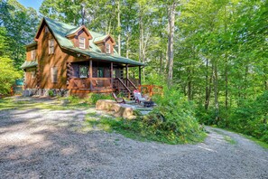 Exterior - Pet-Friendly Bryson City Cabin w/ Fire Pit + Deck! (Bryson City)