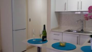 Cafetera o tetera y utensilios de cocina