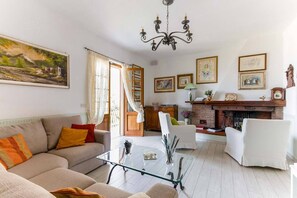 Smart-TV, Kamin, Videospiele, DVD-Player