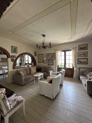 Smart-TV, Kamin, Videospiele, DVD-Player