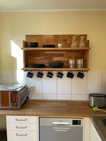 Cafetera/tetera, refrigerador con freezer, microondas, horno