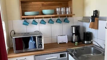 Refrigerador con freezer, microondas, horno, placa de cocina