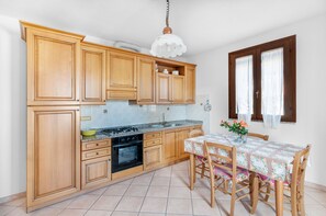 Fridge, oven, stovetop, coffee/tea maker