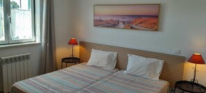 3 bedrooms, desk, iron/ironing board, free WiFi