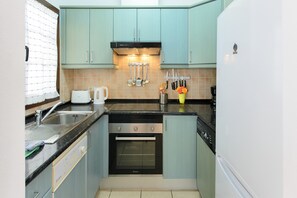 Frigorifero, microonde, forno, piano cottura