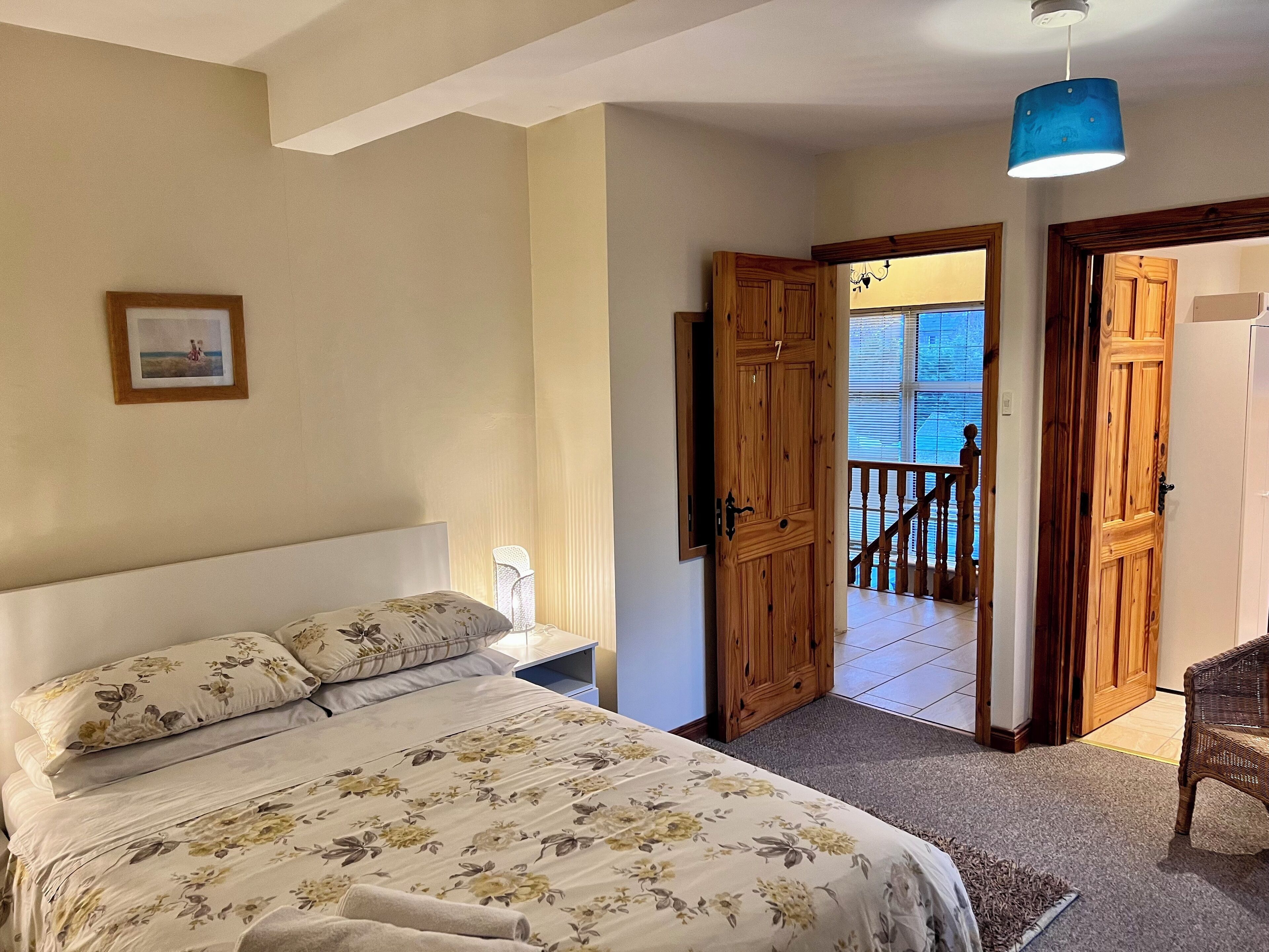 Phòng đôi Deluxe | Bàn, màn/rèm cản sáng, bàn ủi/dụng cụ ủi quần áo 