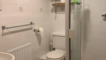 Habitación triple | Baño | Regadera, regadera tipo lluvia, amenidades de baño gratuitas, toallas