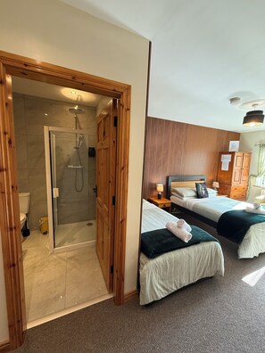 Triple Room | Desk, blackout drapes, iron/ironing board, free WiFi - Ashfield Bed and Breakfast (Belfast)