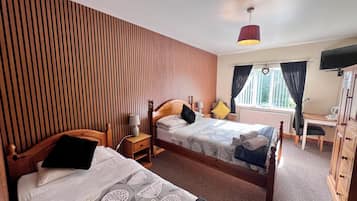 Habitación triple | Escritorio, cortinas blackout y tabla de planchar con plancha