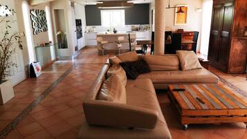 TV, videogames, DVD player, livros