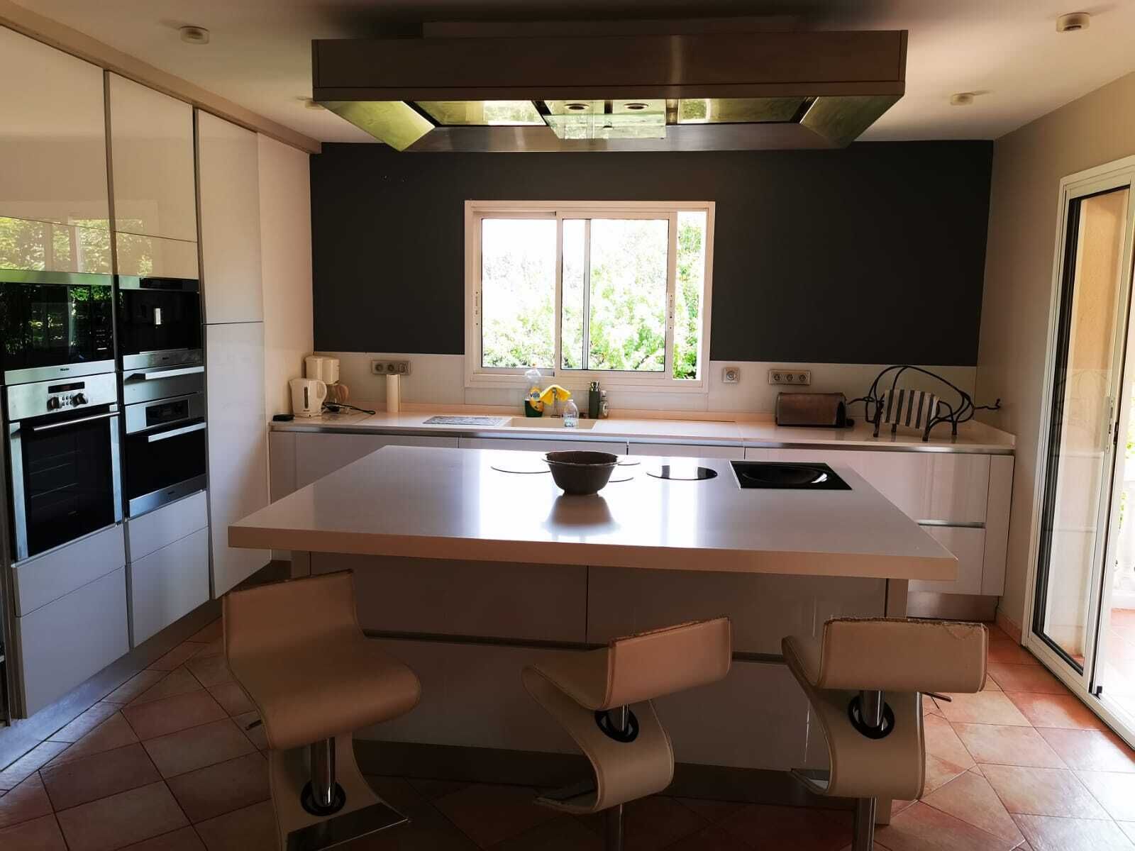 Geladeira, micro-ondas, fogão, cooktop