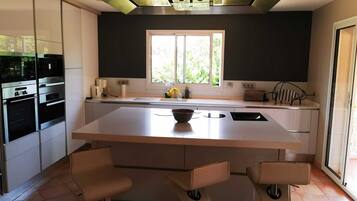 Geladeira, micro-ondas, fogão, cooktop