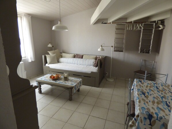 Une chambre à coucher avec un lit, une table de chevet, une lampe et une chaise.